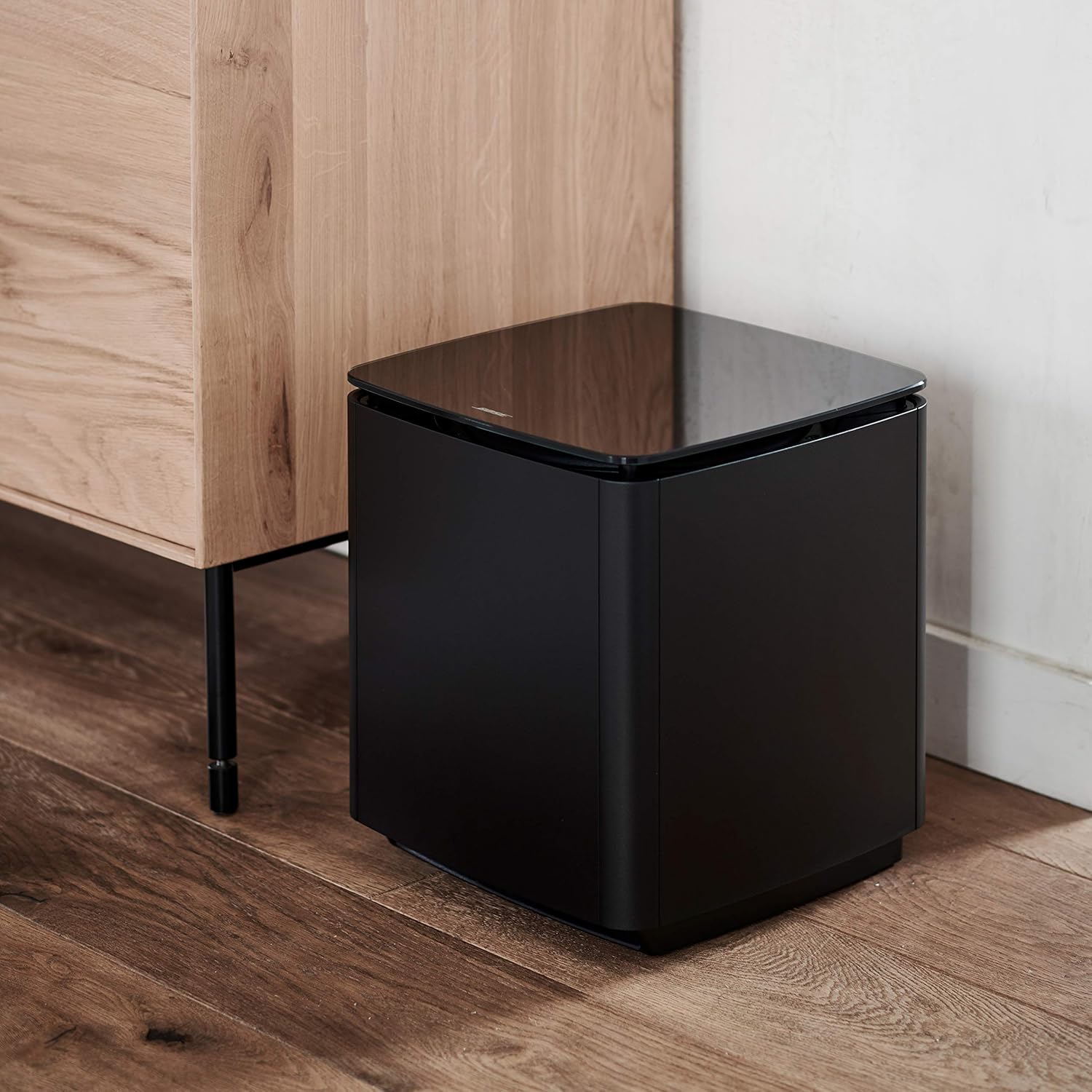 Bose Bass Module 700 ベースモジュール 32.8cm ×29.5cm × 29.5cm | Smart Soundbar 900/700/500/300・TV Speaker・SoundTouch 300と接続可能の設置画像