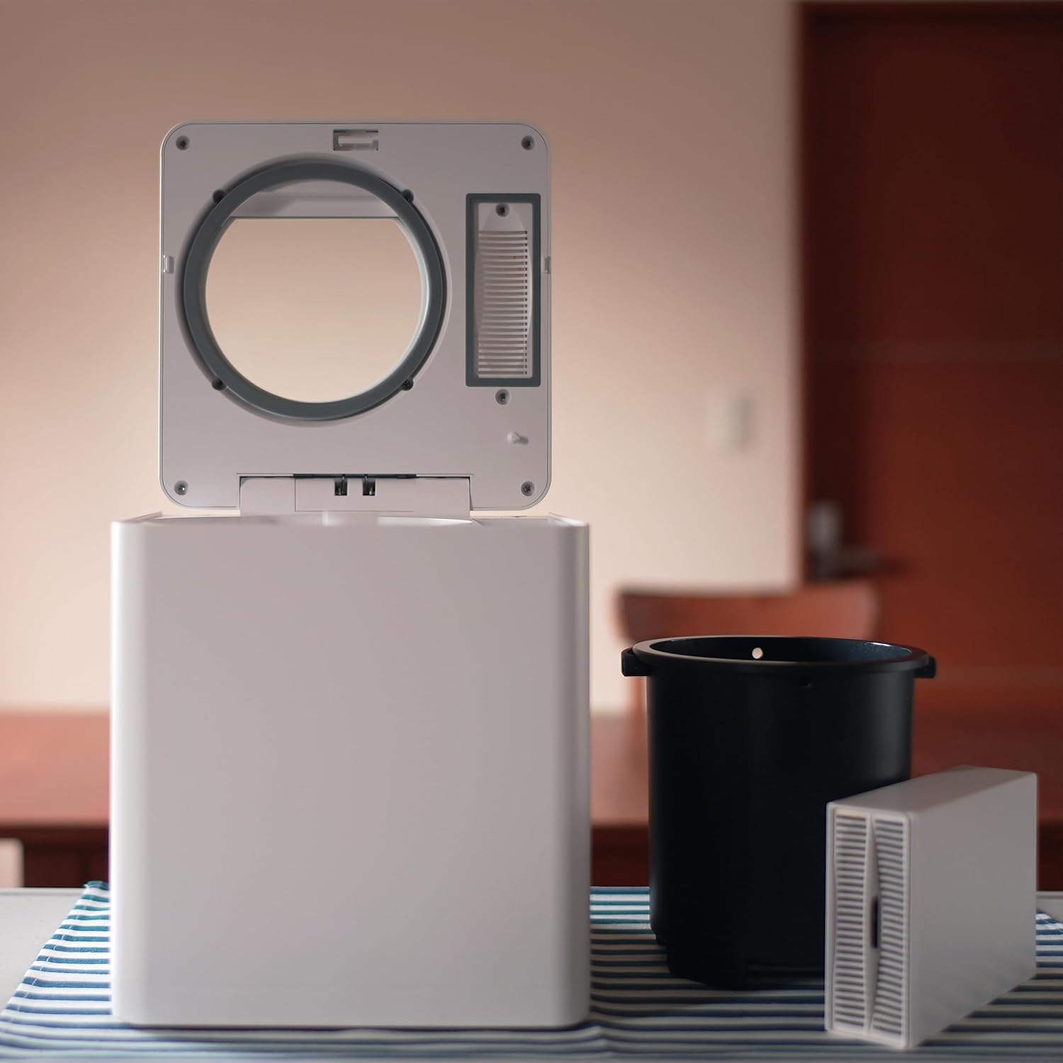 eSoil 家庭用 小型 生ゴミ処理機 粉砕温風乾燥方式の 生ごみ処理機 動作確認用天窓付き SKC-250 (助成金対象) 1枚目 画像